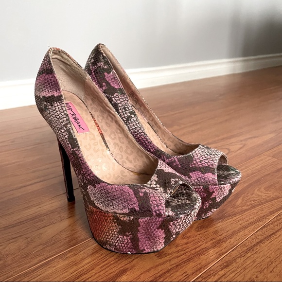 Betsey Johnson high heels / stilettos size 7.5 - Picture 1 of 3
